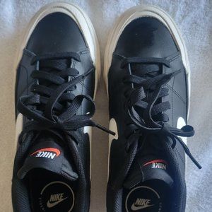 Nike Women's Legacy Lift Size 8